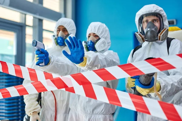 Operatore medico in virus divieto di protezione hazmat chiedere lasciare l'edificio senza disinfezione — Foto Stock