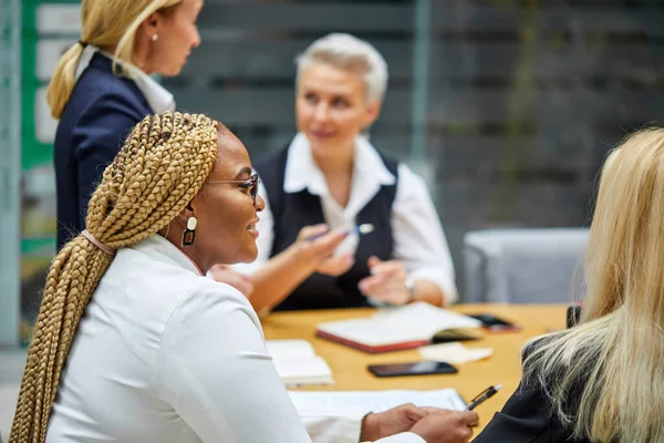 Side view on african female in office with colleagues — Foto de Stock