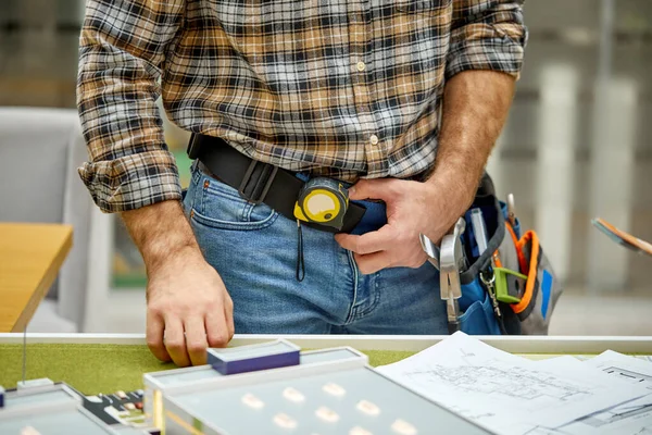 Foto recortada del ingeniero inspeccionar el diseño del edificio, la búsqueda de nuevas ideas —  Fotos de Stock