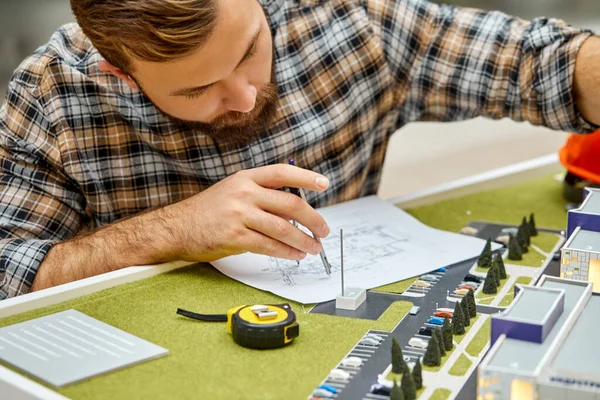 Arquiteto é viciado em seu trabalho, trabalhar em 3d modelo de construção — Fotografia de Stock