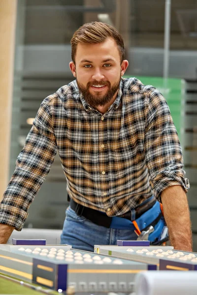 Feliz engenheiro arquiteto homem no local de trabalho — Fotografia de Stock