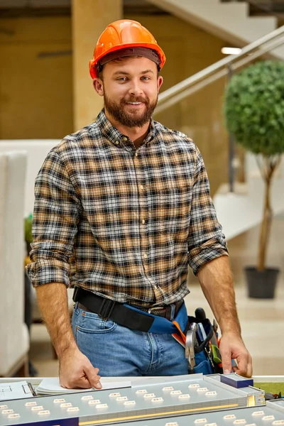 Retrato de engenheiro positivo arquiteto homem no local de trabalho — Fotografia de Stock