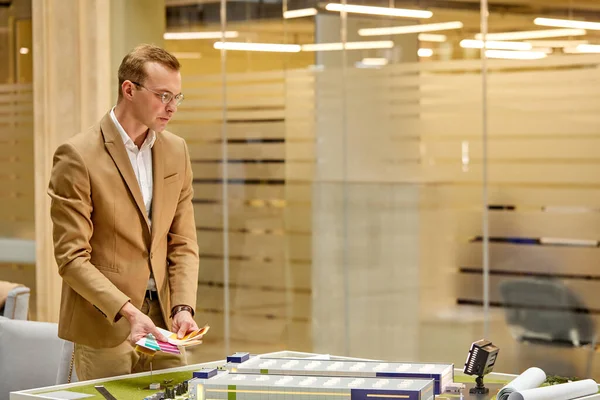 Engineer in suit choose color of building — Stock fotografie