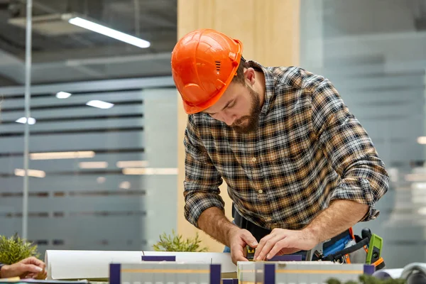 Arquiteto engenheiro está projetando o local de construção — Fotografia de Stock