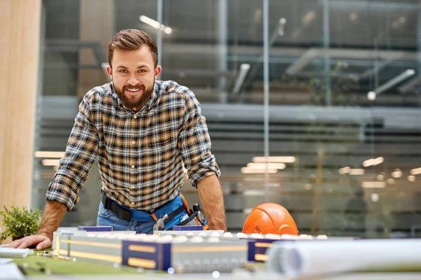 Retrato de engenheiro masculino com trabalho bem sucedido — Fotografia de Stock