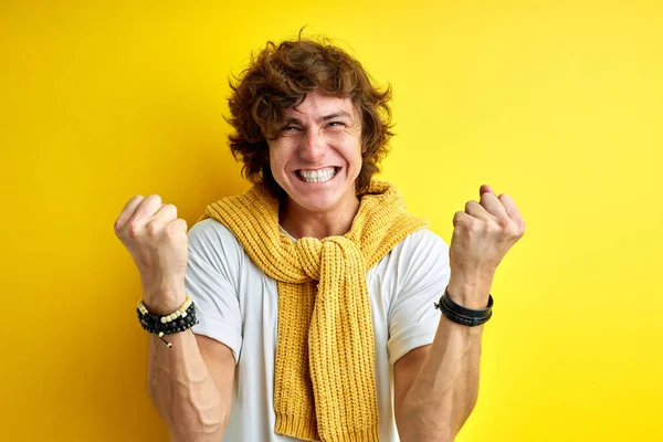 Boldog érzelmi férfi sikít a boldogságtól — Stock Fotó