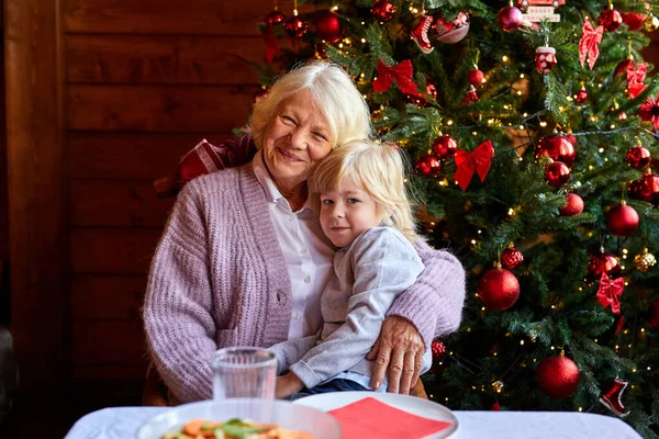 Portret van vrij gelukkig grootmoeder met kleinzoon aan de vooravond van kerst — Stockfoto