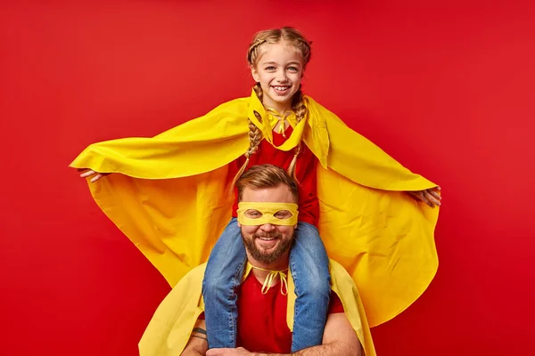 Bambino felice ragazza sul collo papà, giocare gioco supereroe, imitare il volo — Foto Stock