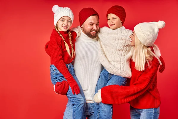 Семья с детьми ждет Рождества или Нового 2021 года — стоковое фото