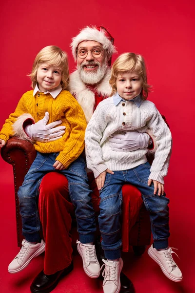Положительный Санта-Клаус с детьми — стоковое фото