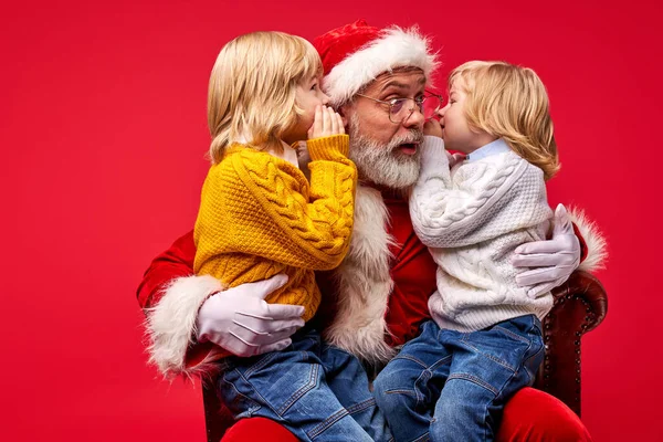Пожилой Санта-Клаус мужчина в шоке от детских пожеланий на Новый год — стоковое фото