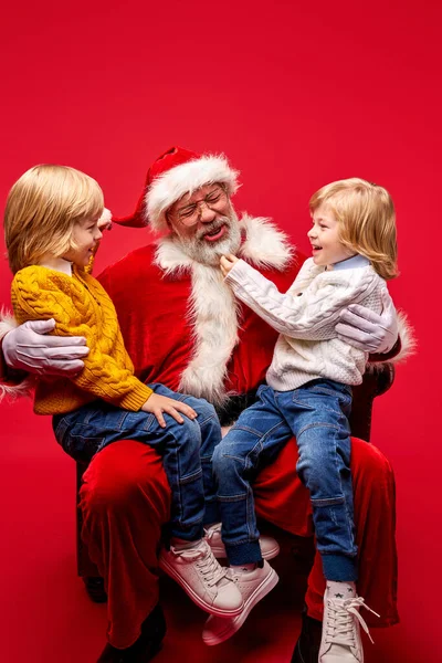 Веселые дети и Санта-Клаус мужчина весело провести время вместе — стоковое фото