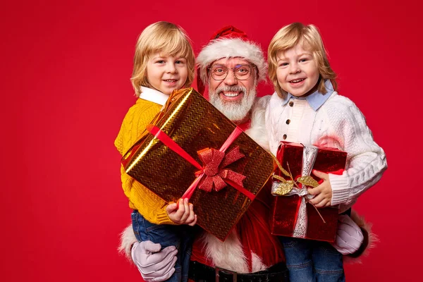 Веселый Санта-Клаус с детьми — стоковое фото