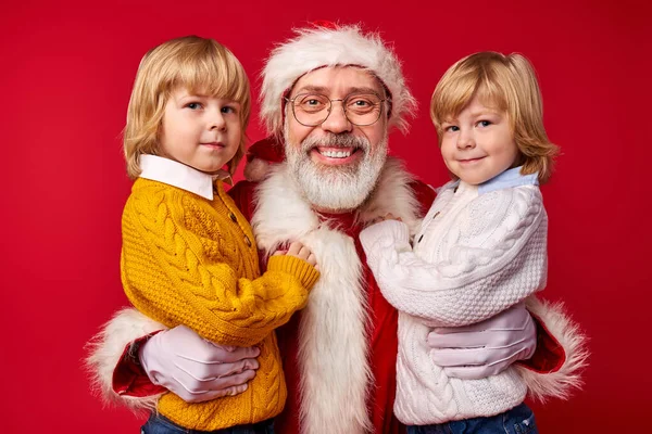 Портрет счастливого Санта-Клауса с детьми — стоковое фото