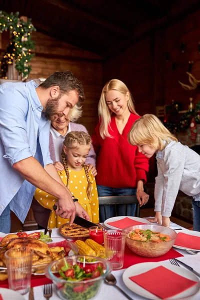 Portrait of extended family carving christmas pie together — Stock Photo, Image