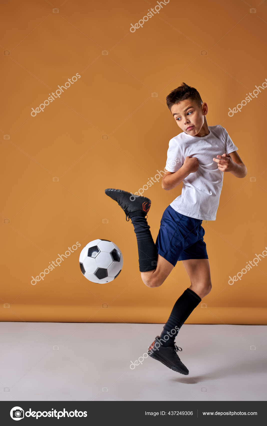 Bola de jogador de futebol e jovem feliz em jogar um divertido