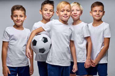 Çocuklar futbol oyuncuları okul spor turnuvasında kazandıkları zaferi kutluyorlar