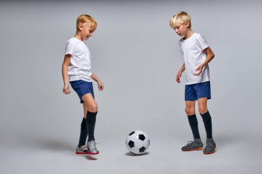 Futbol oynayan çocuklar, stüdyo portresi.