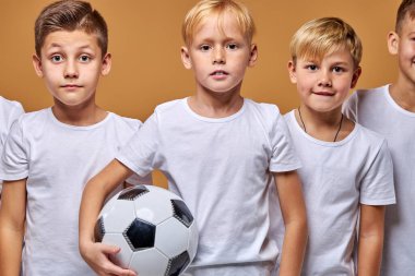 Yakışıklı beyaz çocuk çocuklar futbol takımından oluşan takım maçtan sonra toplandı.