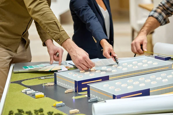 Arquitetos cortados parceiros discutindo no trabalho. conceito de negócio. — Fotografia de Stock