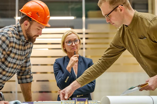 Team van 3D-architecten ingenieurs werken in het kantoor met het bouwen van 3D-model — Stockfoto