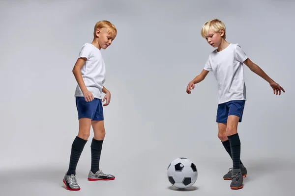 Meninos jogar futebol jogo, estúdio retrato — Fotografia de Stock