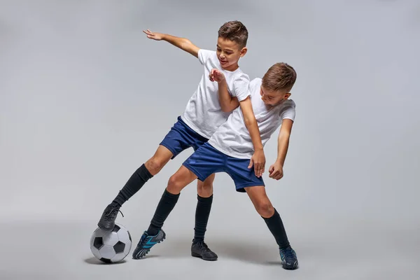 两个男孩子踢足球，玩体育比赛 — 图库照片