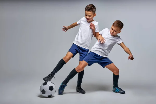 Two soccer players interfere with each other, compete — Stock Photo, Image
