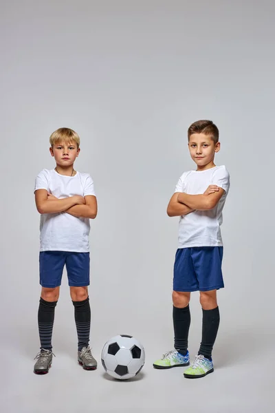 Retrato completo de meninos atléticos jovens ir para o jogo de futebol esporte — Fotografia de Stock