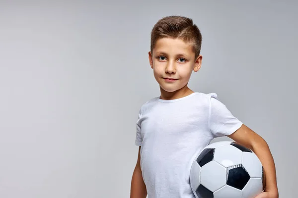 Jovem jogador de futebol caucasiano em sportswear com bola de futebol — Fotografia de Stock
