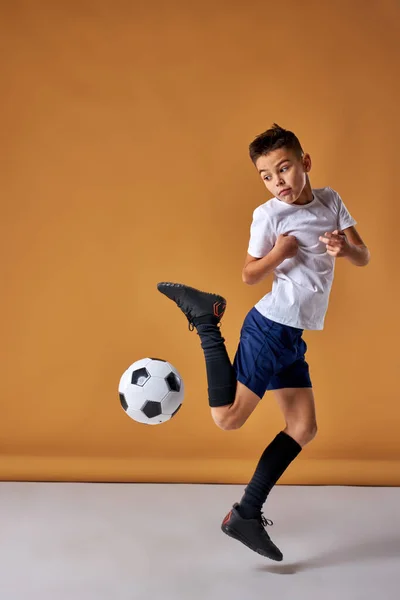 Caucasiano menino jogar futebol, feliz criança, jovem adolescente do sexo masculino desfrutando de jogo de esportes — Fotografia de Stock