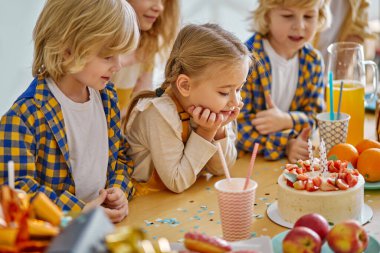 Beyaz çocuklar evde doğum günü kutluyor.