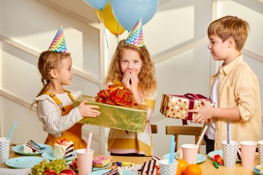 Sevimli kız arkadaşlarından hediye alıyor.