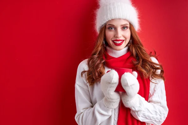 Kızıl saçlı güzel bir kadının portresi. Kışlık giysiler içinde. Sıcak çayın keyfini çıkarıyor. — Stok fotoğraf