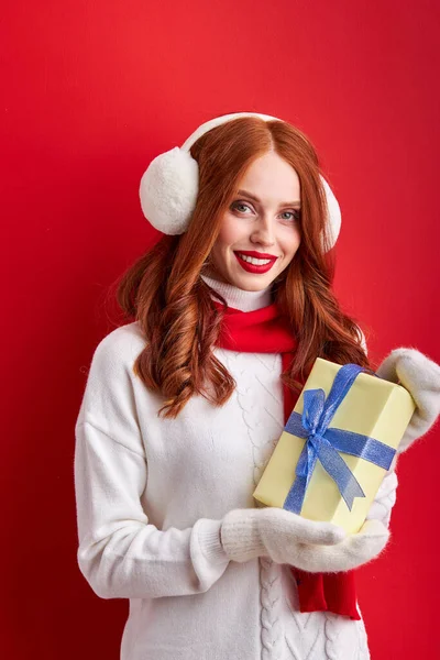 Retrato de linda pelirroja mujer caucásica con regalo de Navidad en las manos — Foto de Stock