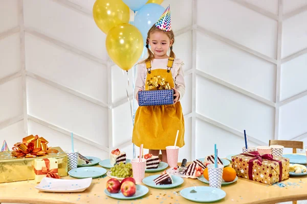 Cute caucasian girl with birthdays gift in hands — Stock Photo, Image