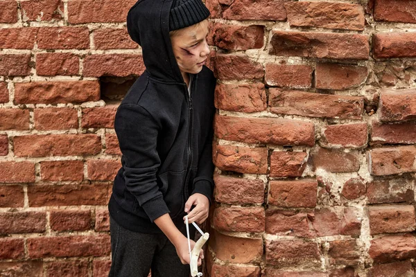 Arm kind jongen speelt spelletjes op straat — Stockfoto