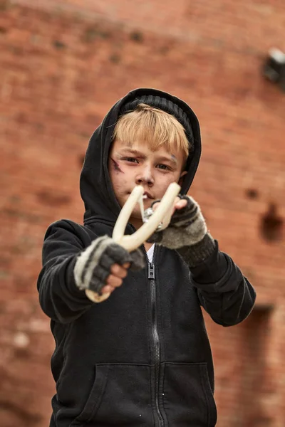 Porträtt av gatpojke som leker med slangbella — Stockfoto