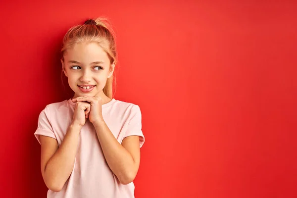 Encantadora niña caucásica esperando regalos en su cumpleaños — Foto de Stock