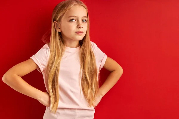 Niña soñadora en contemlation aislada en el estudio — Foto de Stock