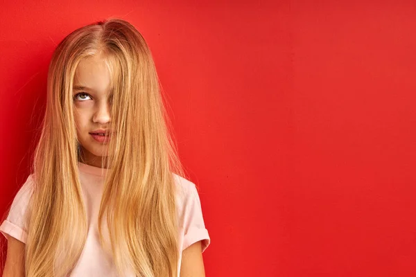 Increíble niña de pie pensando en cortar su pelo — Foto de Stock