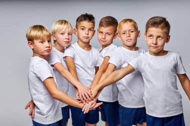 Arkadaş canlısı çocuklar futbol takımı oynamaya hazırlanıyor.