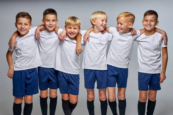 Νεαρή ποδοσφαιρική ομάδα. παιδιά - μελλοντικοί πρωταθλητές — Φωτογραφία Αρχείου