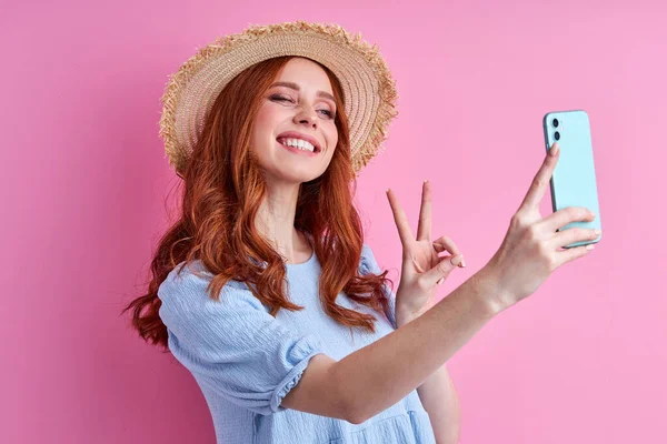 Portret van vrij schattig roodharige vrouw nemen van foto op mobiele telefoon — Stockfoto