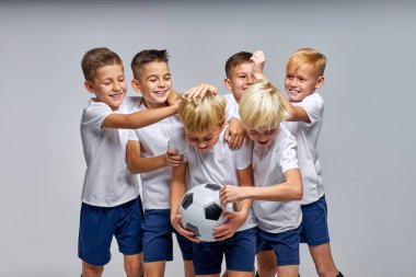 Erkekler futbol takımı maç üstüne maç kutluyor.
