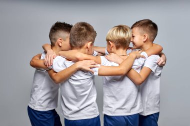 Gençlerden oluşan bir takım, futbol maçında dinlenmek için toplandı.