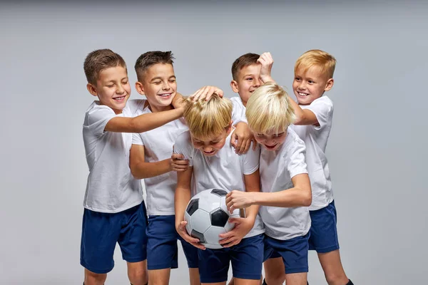 Meninos equipe de futebol comemorando uma vitória após o jogo — Fotografia de Stock