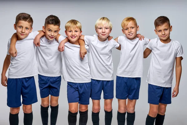 Portret van kinderen voetbalteam geïsoleerd in studio — Stockfoto