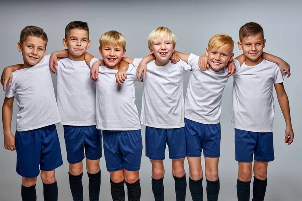 Positief team van voetballers jongens staan samen, knuffelen — Stockfoto