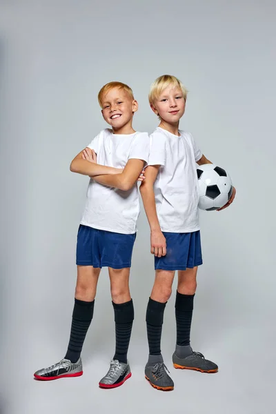 Retrato de niños amistosos futbolistas posando — Foto de Stock